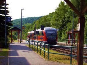 a train is coming down the tracks at a station at Ferienwohnung Drechsel in Olbernhau +3 photos