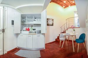 Кухня или кухненски бокс в Chiara's place at Pantheon - your apt in Rome