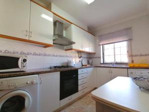 A cozinha ou kitchenette de Falesia Apartment - JD