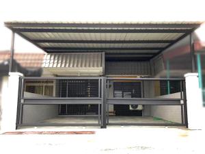 una jaula está bajo un edificio con techo en Panda Homestay, en Seremban