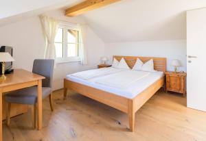 Ein Bett oder Betten in einem Zimmer der Unterkunft Hotel Garni Buchinger