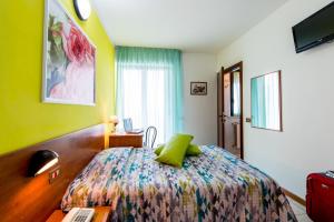 Postel nebo postele na pokoji v ubytování Hotel Villa Truentum