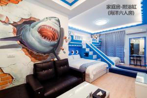 - une chambre avec une fresque murale représentant un requin dans l'établissement Loyo B&B, à Tainan