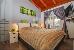 ein Schlafzimmer mit einem Bett und einem TV in der Unterkunft Apartment Saby in Poreč