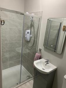 W łazience znajduje się prysznic i umywalka. w obiekcie WILLOW COUNTRY COTTAGE w Killarney