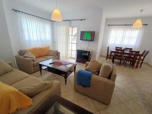 Sala de estar con 2 sofás y mesa en Vv JARA, en Caleta de Fuste