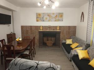 Casa de Pascual في يكلا: غرفة معيشة مع أريكة ومدفأة