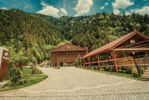 Nespecifikovaný výhled na hory nebo výhled na hory při pohledu z hotelu
