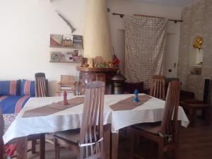 Istumisnurk majutusasutuses Maison d'hôtes Tinwitchi