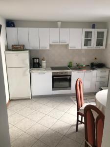 Kuchyňa alebo kuchynka v ubytovaní Apartments Aleksandar 2