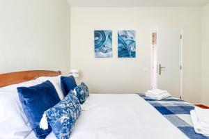 ヴィラモウラにあるApartamento T1 +1のベッドルーム(青い枕のベッド1台付)