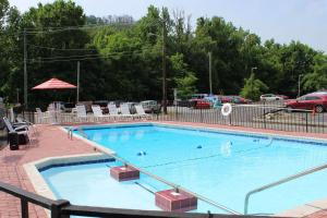 een groot blauw zwembad op een parkeerplaats bij Econo Lodge Inn & Suites on the River in Gatlinburg