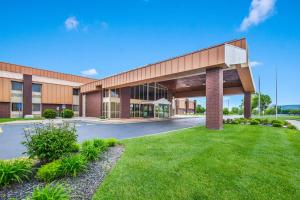 a large office building with a green yard at Quality Inn & Suites Florence - Cincinnati South in Florence