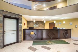 Area lobi atau resepsionis di Quality Inn & Suites Florence - Cincinnati South