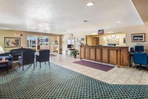 a lobby with a waiting area and a waiting room at Quality Inn & Suites Eldridge Davenport North in Eldridge