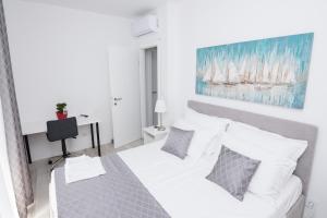 Posteľ alebo postele v izbe v ubytovaní Luxury Villa Teuta with Heated Pool + 37 fotografií