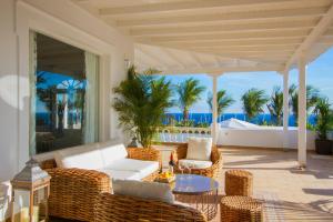 A seating area at SUEÑOS DEL MAR by Buenavilla