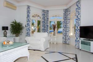 A television and/or entertainment centre at SUEÑOS DEL MAR by Buenavilla