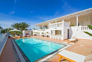 The swimming pool at or close to SUEÑOS DEL MAR by Buenavilla