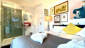 a bedroom with a bed with a glass shower at Lilis kleines Hotel in Münster