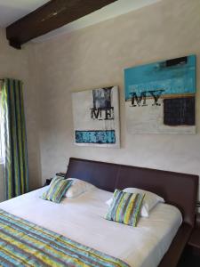 Ein Bett oder Betten in einem Zimmer der Unterkunft Auberge Du Roua 