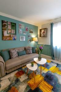 ein Wohnzimmer mit einem Sofa und 2 Tischen in der Unterkunft Smart Apartments in Sighişoara