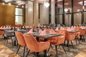 Reštaurácia alebo iné gastronomické zariadenie v ubytovaní Grand Focus Hotel Szczecin