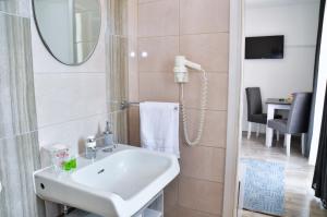 W łazience znajduje się umywalka i lustro. w obiekcie Guesthouse Marivo w mieście Jajce