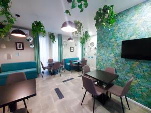 a waiting room with tables and a fish wall at VerTe in Techirghiol