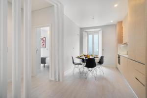 里斯本的住宿－Beato HUB Residences | Perfect for Digital Nomads & Families，厨房以及带桌椅的用餐室。