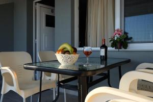 Posedenie v ubytovaní ONAR by the sea Luxurious Apartments