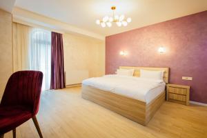Letto o letti in una camera di Hotel Mestia Inn