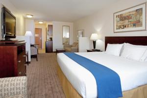 Holiday Inn Express & Suites Buffalo, an IHG Hotel tesisinde bir odada yatak veya yataklar