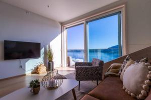 un soggiorno con divano e una grande finestra di Mjøssuite with lovely view a Ringsaker