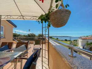 balkon ze stołem, krzesłami i koszem w obiekcie Sabina w mieście Novigrad