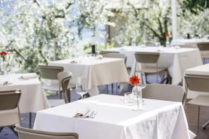 Reštaurácia alebo iné gastronomické zariadenie v ubytovaní Hotel Miranda
