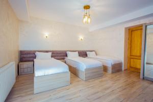 Letto o letti in una camera di Hotel Mestia Inn