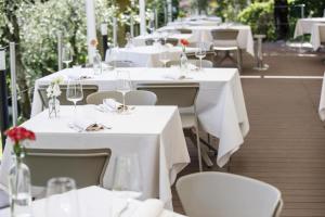 Reštaurácia alebo iné gastronomické zariadenie v ubytovaní Hotel Miranda