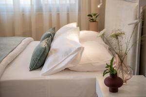 A bed or beds in a room at Margiani Studio & Apartment