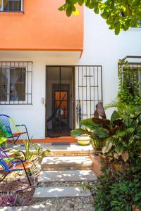 a house with a pathway leading to the front door at Casa Lomas del Marinero Internet Starlink SIN GARAJE in Puerto Escondido