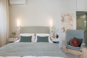 A bed or beds in a room at Margiani Studio & Apartment