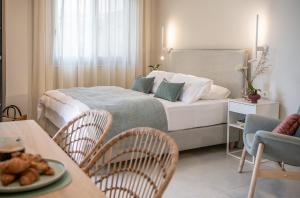 - une chambre avec un lit, une table et des chaises dans l'établissement Margiani Studio, à La Canée