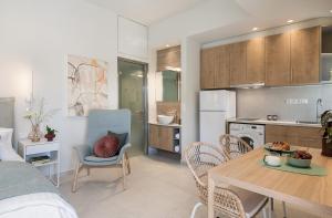 Il comprend une cuisine et un salon avec une table et des chaises. dans l'établissement Margiani Studio, à La Canée