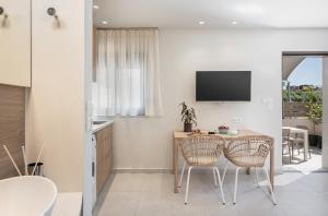 A television and/or entertainment centre at Margiani Studio & Apartment