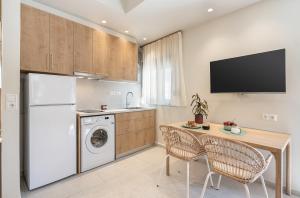 A kitchen or kitchenette at Margiani Studio & Apartment