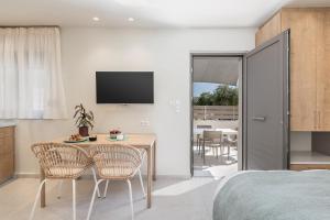 A television and/or entertainment centre at Margiani Studio & Apartment