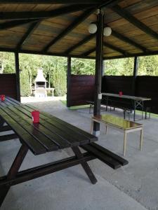 einen Picknicktisch in einem Pavillon mit einem Tisch und einer Bank in der Unterkunft Pokoje Gościnne Grzybowo in Grzybowo + 12 Fotos