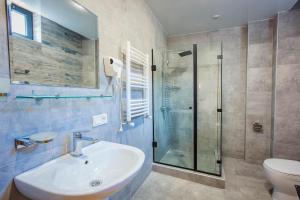 un bagno con lavandino e doccia di Hotel Mestia Inn a Mestia