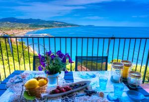 una mesa con una bandeja de fruta y vistas al océano en Borgo Eleatico, en Casal Velino