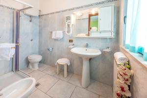 Koupelna v ubytování Hotel Villa Truentum